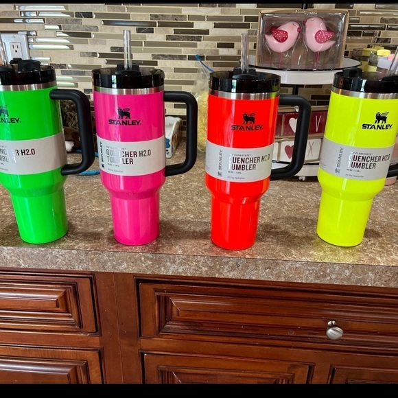 Stanley 40 oz. Quencher H2.0 FlowState Tumbler – Spring Fling Neon Orange New. - Picture 8 of 9